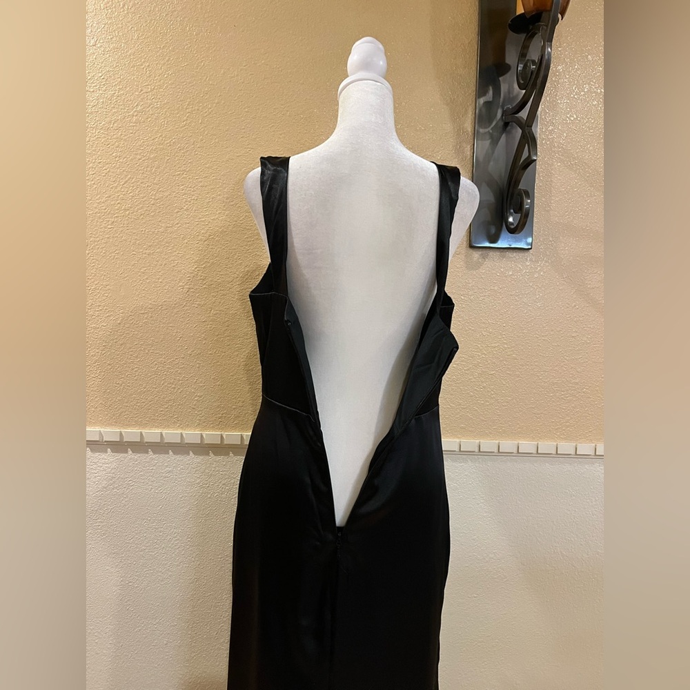 Prom/ Bridesmaid/ Evening dress w/ side ruching & a slit. Black satin. Padded. M - Picture 6 of 12